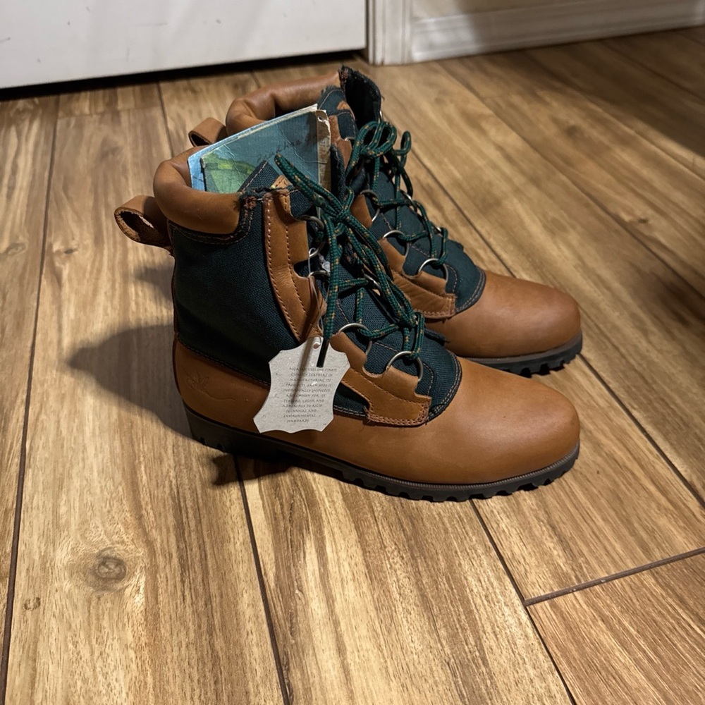 NWT Noatak Brown and Green Women's Ankle Boots